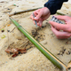 Un científico que recolecta residuos de microplásticos para la investigación en la playa de Contis, en el suroeste de Francia, el 17 de agosto de 2020